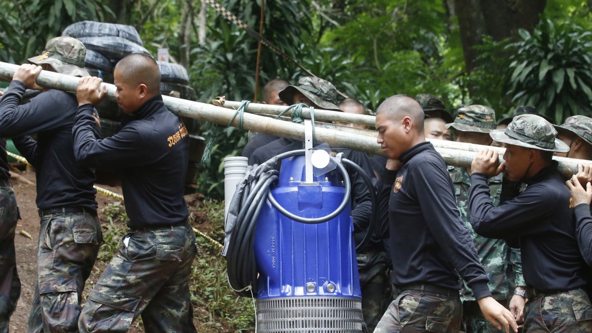 Thai rescue workers at the scene of the efforts to coach and 12 teenage football players trapped in a cave. | BT.com