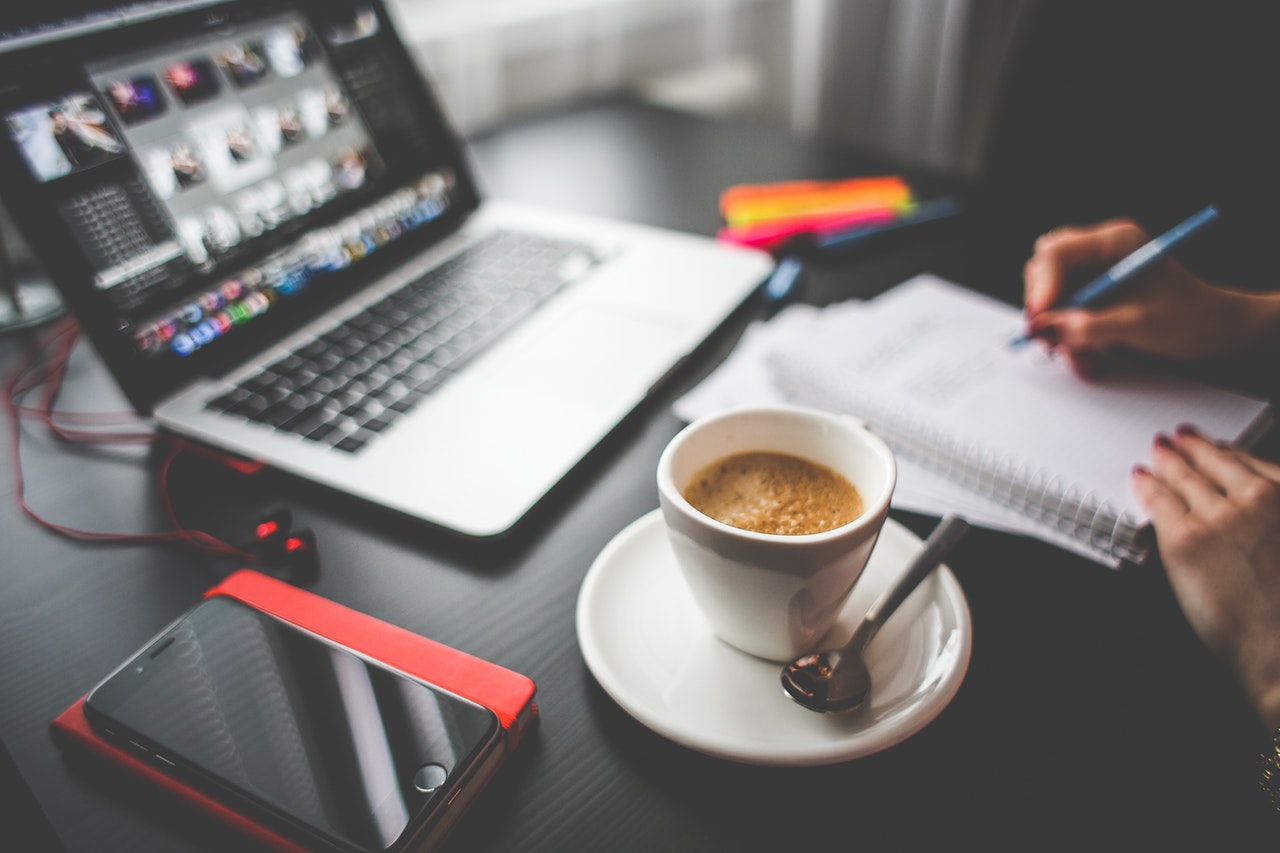 cover letter woman office desk laptop writing people-woman-coffee-meeting