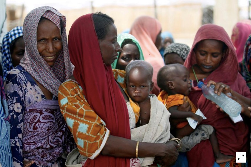  Women wait with their children under a shed for food rations at an internally displaced persons (IDP) camp on the outskirts of Maiduguri, northeast Nigeria June 6, 2017. REUTERS/Akintunde Akinleye/File Photo