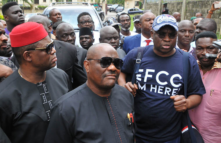 Ayodele Fayose, former Ekiti governor, arrives the Economic and Financial Crimes Commission (EFCC) office wearing a t-shirt with the inscription, 'EFCC, I Am Here' in Wuse, Abuja on Tuesday (16/10/18). He is flanked by his lawyer, Mike Ozekhome (right), Femi Fani-Kayode (left) and Governor Nyesom Wike (2nd right)