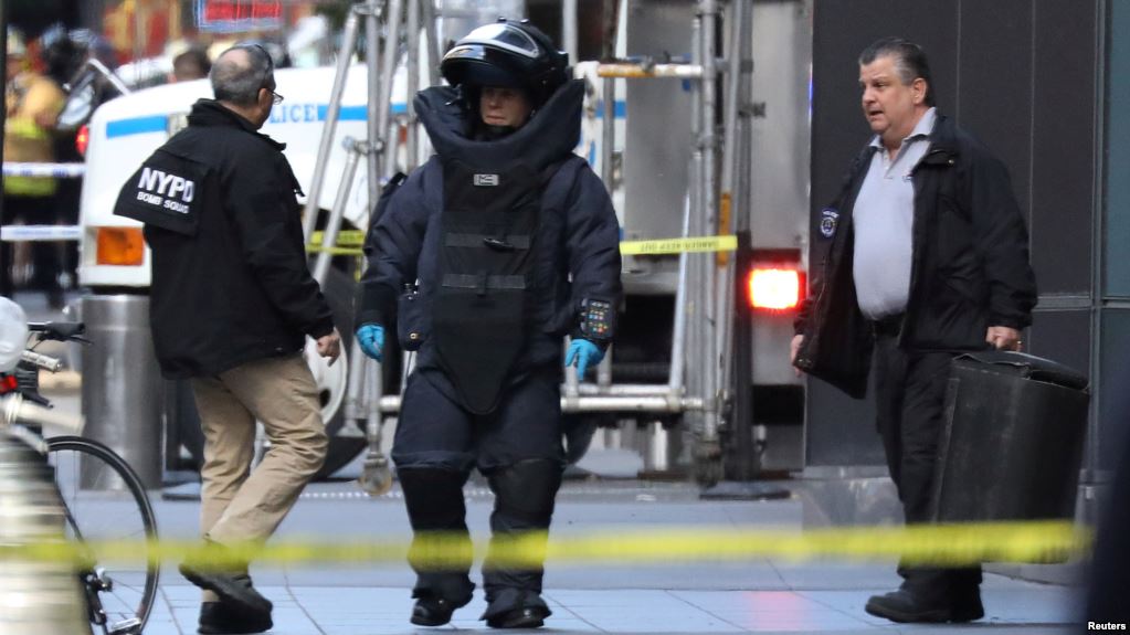 A member of the New York Police Department bomb squad is pictured outside the Time Warner Center in the Manhattan borough of New York City after a suspicious package was found inside the CNN Headquarters in New York, U.S., October 24, 2018. (REUTERS/Kevin Coombs)