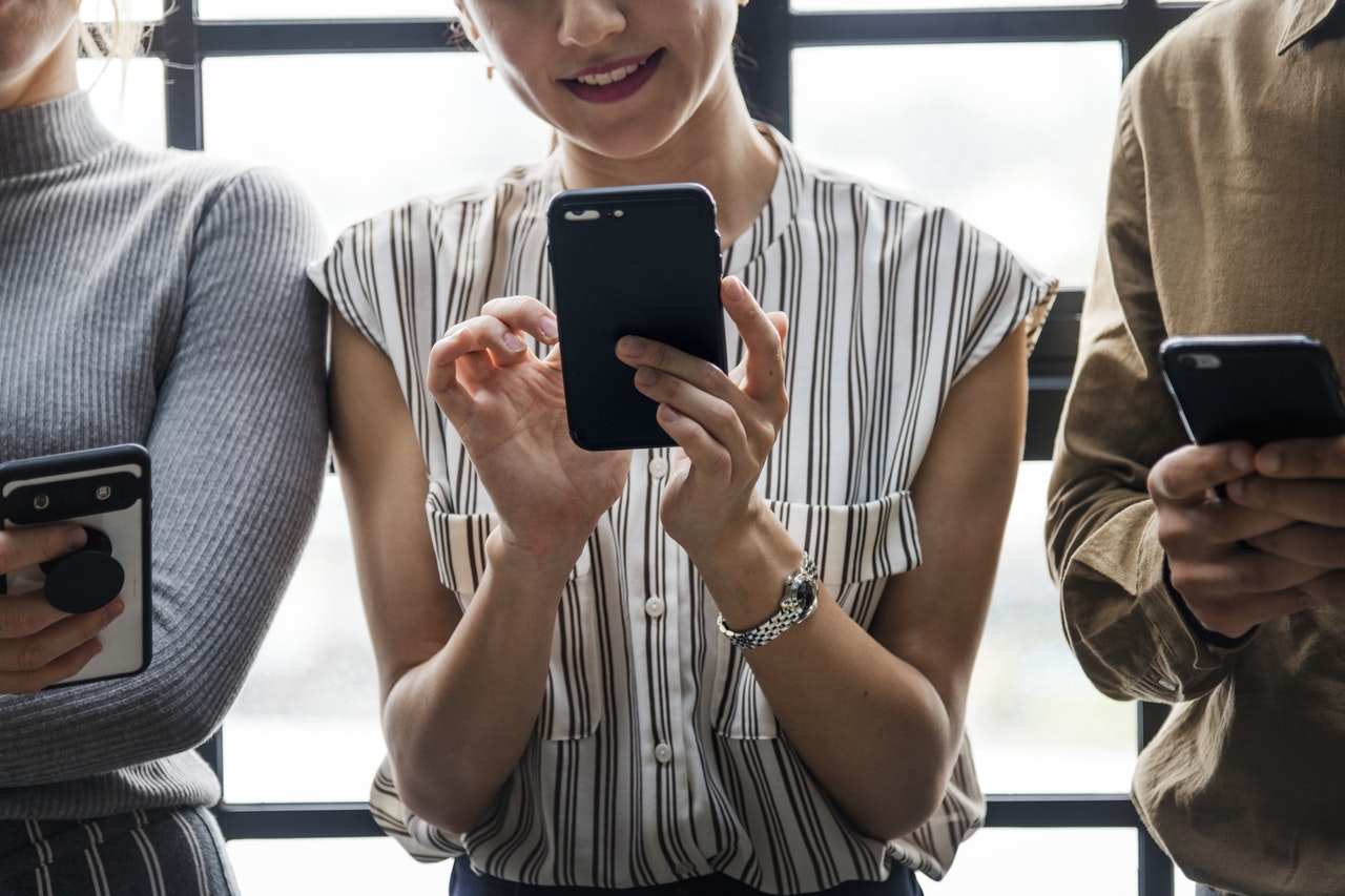 social media phones, trapped