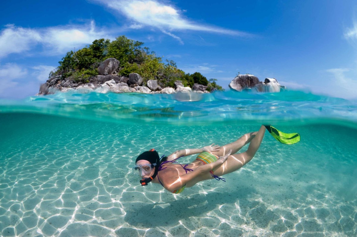 Vacationers snorkelling at Pompano Beach, Fort Lauderdale, South Florida