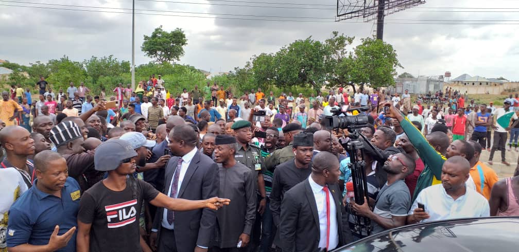 Professor Yemi Osinbajo's convoy blocked along Musa Yar'Adua Expressway, Abuja on Tue, May 7, 2019