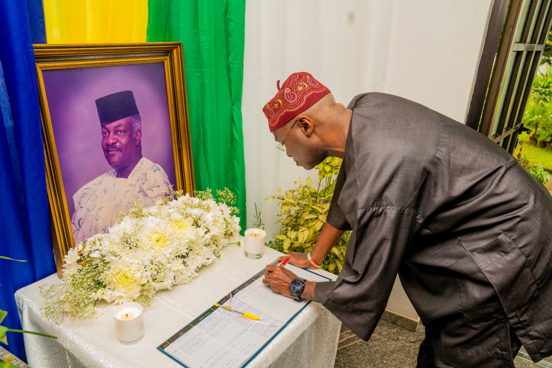 Babatunde Fashola, the minister of works and former Lagos governor, signing the condolence register during a condolence visit to the family of late first Military Governor of Lagos State, Brig.-General Mobolaji Johnson at Ilupeju, Lagos on Saturday, 2nd November 2019.