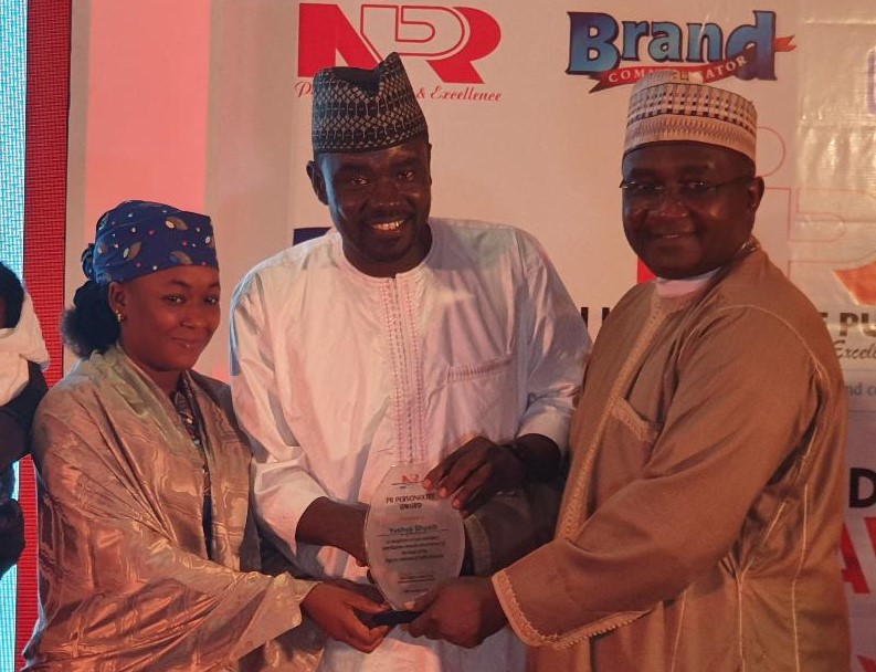 NIPR President Mukhtar Sirajo presents PR Personality of the Year to Mr Yushau Shuaib of PRNigeria at Sheraton Hotel Lagos