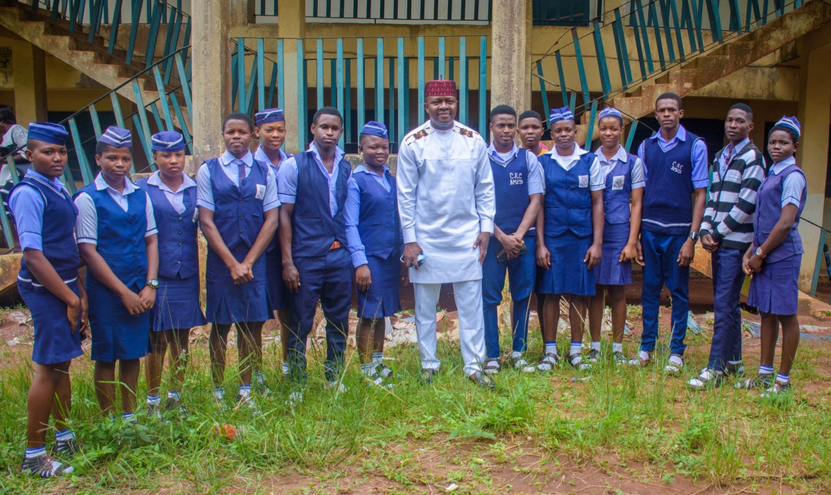 Valentine Ozigbo (middie) takes a picture with the students of his alma mater at the Annual Andrew And Christiana Ozigbo Excellence Awards at Christ The Redeemer College Amesi on Sun Aug 2