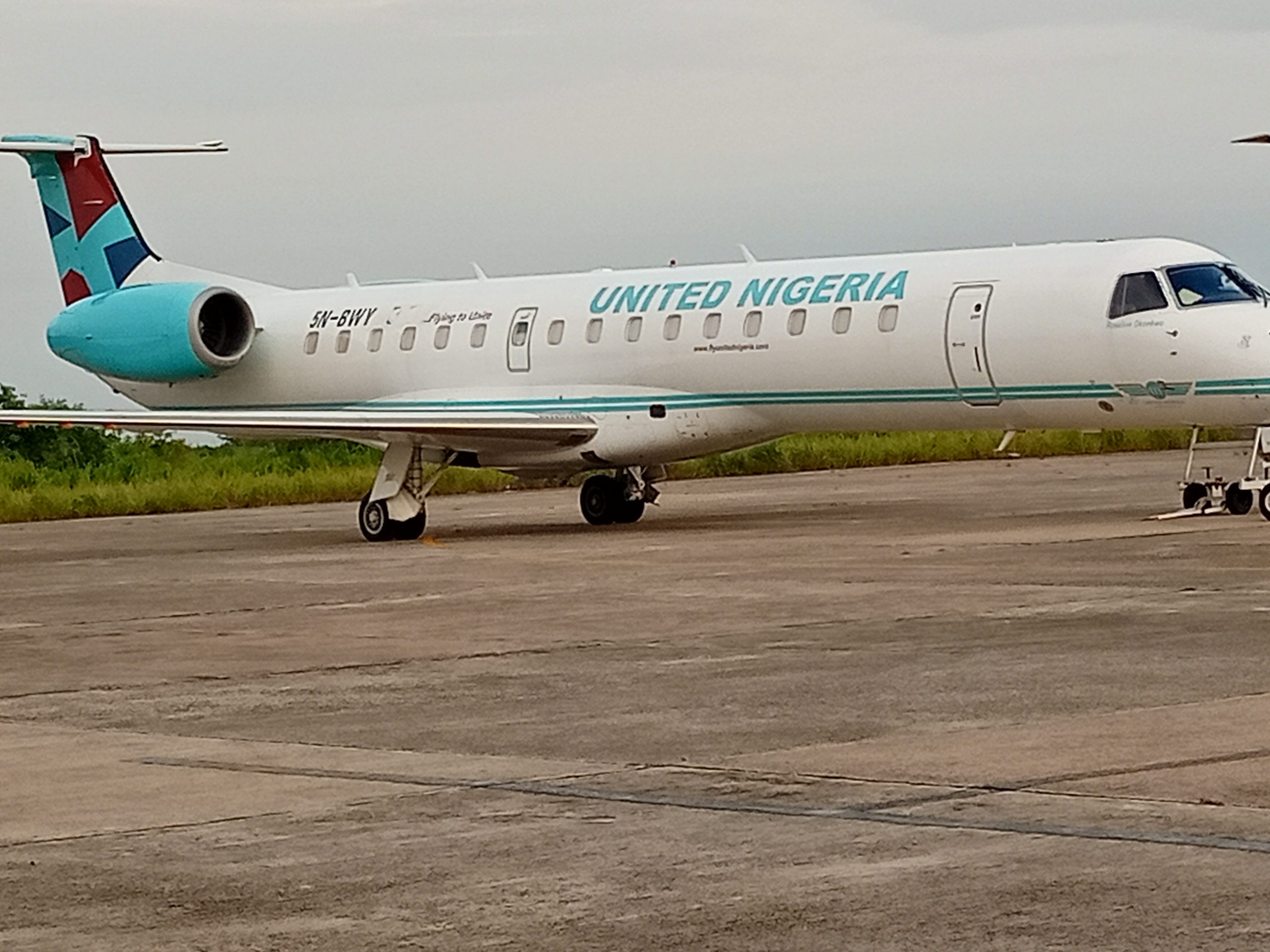 United Nigeria Airlines passengers rushing for Air Peace tickets after being forced to disembark following battery failure of their flight to Lagos from Asaba Airport