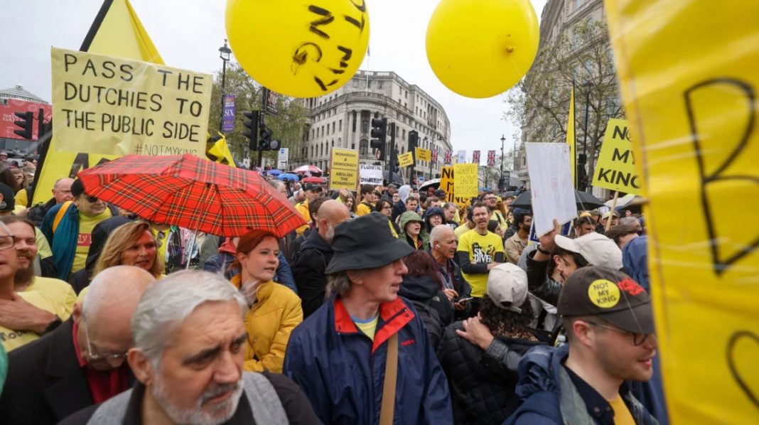 anti-monarchy demonstrators