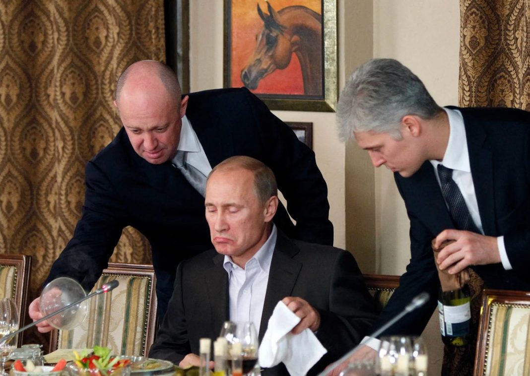 Yevgeny V. Prigozhin, left, serving dinner to President Vladimir V. Putin