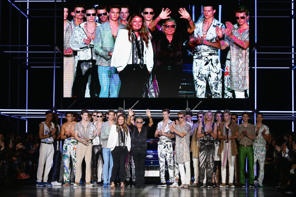 Designer Roberto Cavalli acknowledges the applause of the public after the Roberto Cavalli show as part of Milan Fashion Week Menswear Spring/Summer 2015 on June 24, 2014 in Milan, Italy. | Vittorio Zunino Celotto/Getty Images 