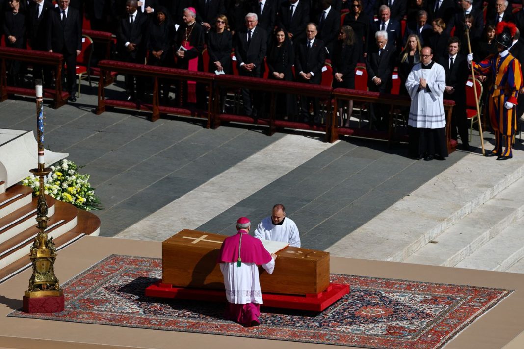 Vatican, An open Book of the Gospels has been placed on top of Pope Francis’ closed coffin at his funeral on Saturday, April 26, 2025. A sign of the times, the majority of the crowd raise cellphones above their heads as the service begins. | Kai Pfaffenbach/Reuters 