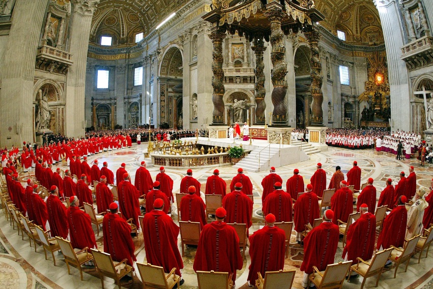 277 / 5,000 The cardinals dressed in red vestments, standing in front of the main altar of St. Peter's Basilica to participate in the solemn mass ''pro eligendo pontifice'', which opens the rites of the conclave for the election of John Paul II's successor on April 18, 2005. ANSA
