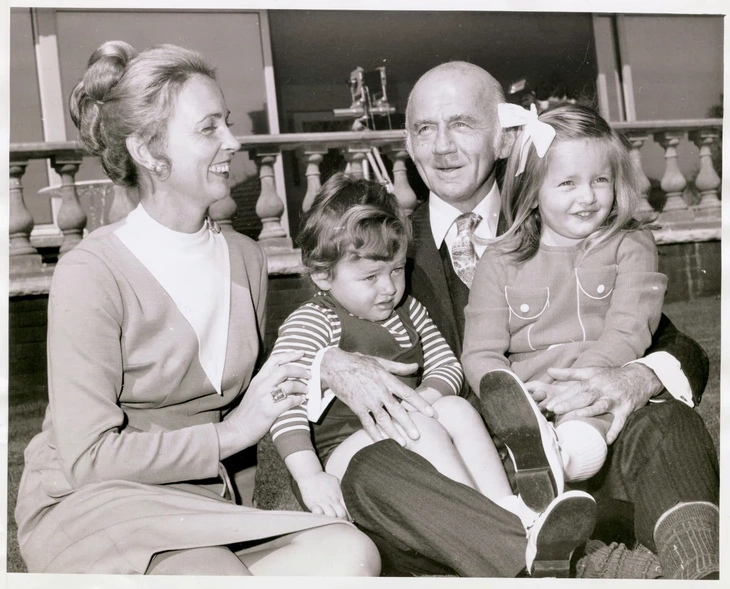Julian McMahon (second from left) as a child, photographed with his father Sir William “Billy” McMahon - Prime Minister of Australia from 1971–1972, his mother Lady Sonia McMahon and his sister Melinda - Photo: Bettmann/Bettmann Archive