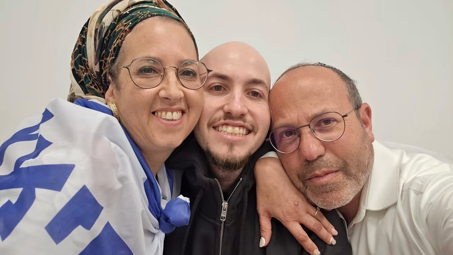 Eitan Mor with his parents. | GPO