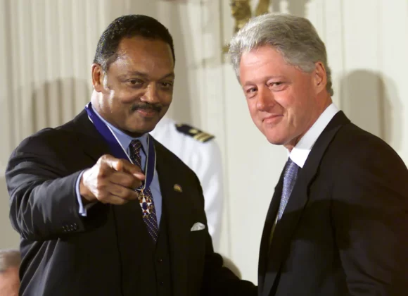 Jackson points out his mother to US President Bill Clinton