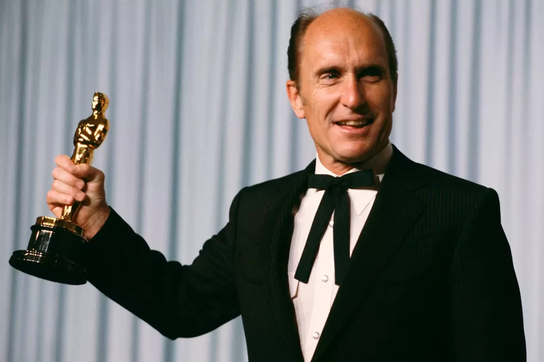 Robert Duvall wins an Oscar in 1983. | Bill Nation/Sygma via Getty
